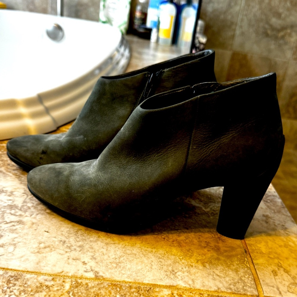 Ecco olive green ankle booties - size EU 39